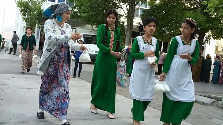 Жительницам Туркменистана к 8 марта президент раздаст по 60 манатов