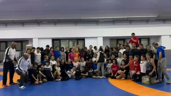 Женские команды Эстонии и Финляндии по борьбе проводят сборы в Бишкеке