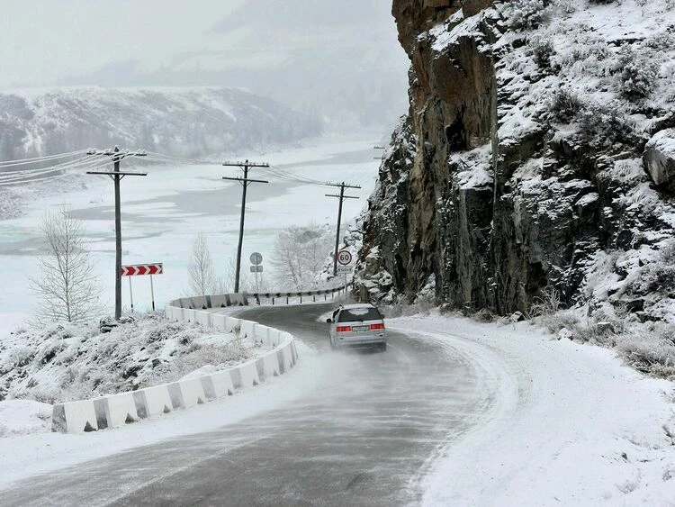 На перевале Долон ввели временные ограничения для большегрузов
