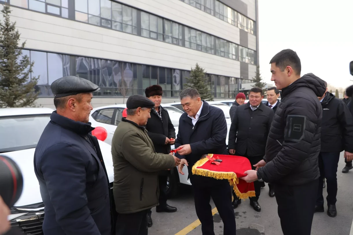 Камчыбек Ташиев передал больницам Нарынской области ключи от 20 автомобилей