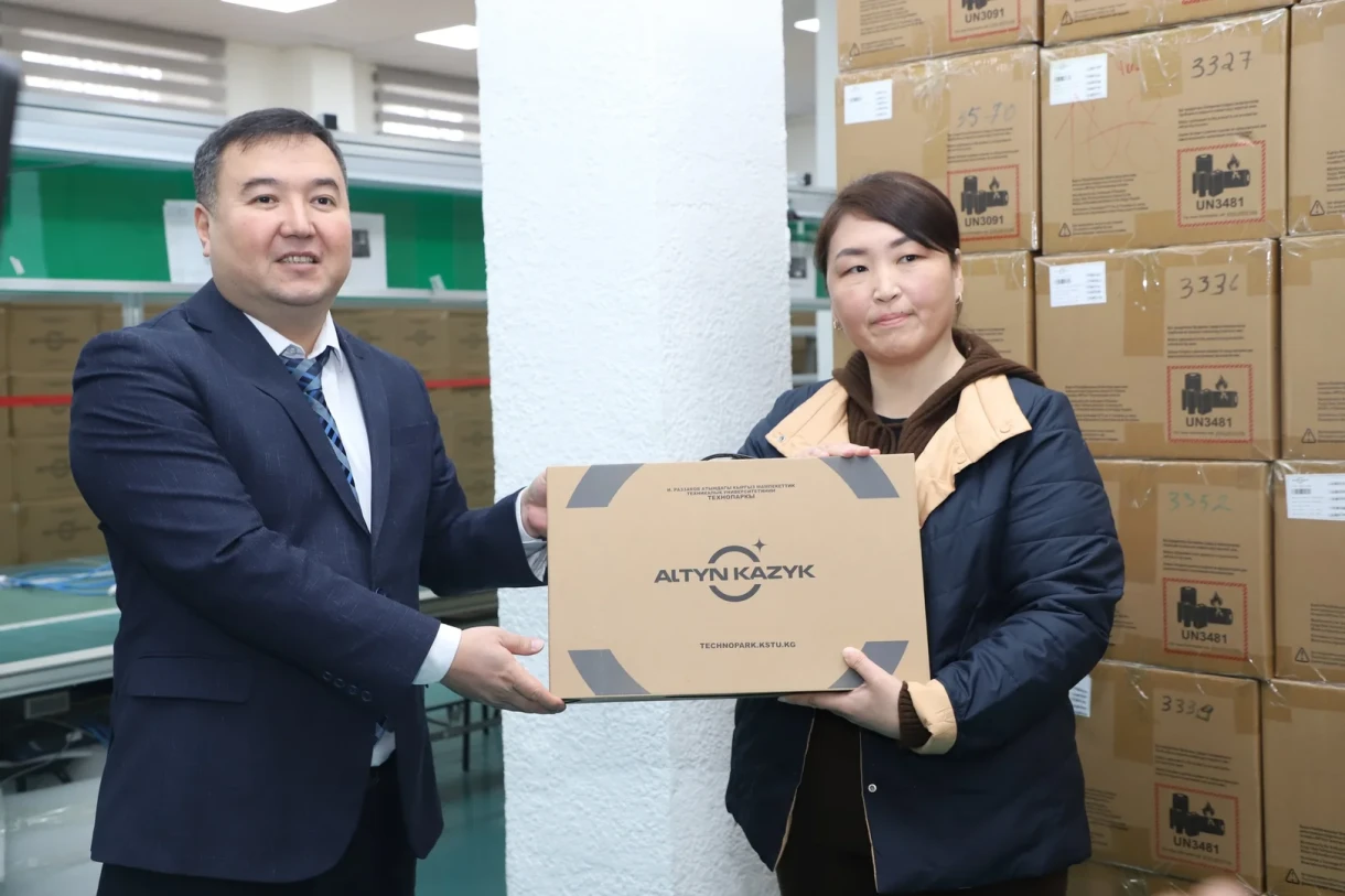 Более 20 тысяч ноутбуков вручили учителям начальных классов