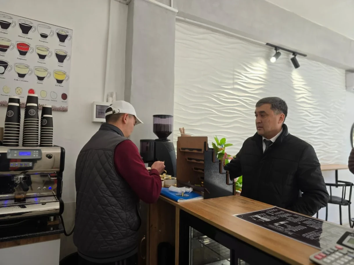 Кофейня, открытая мигрантом в Баткене, стала примером успеха программы «Мекеним 1+1»