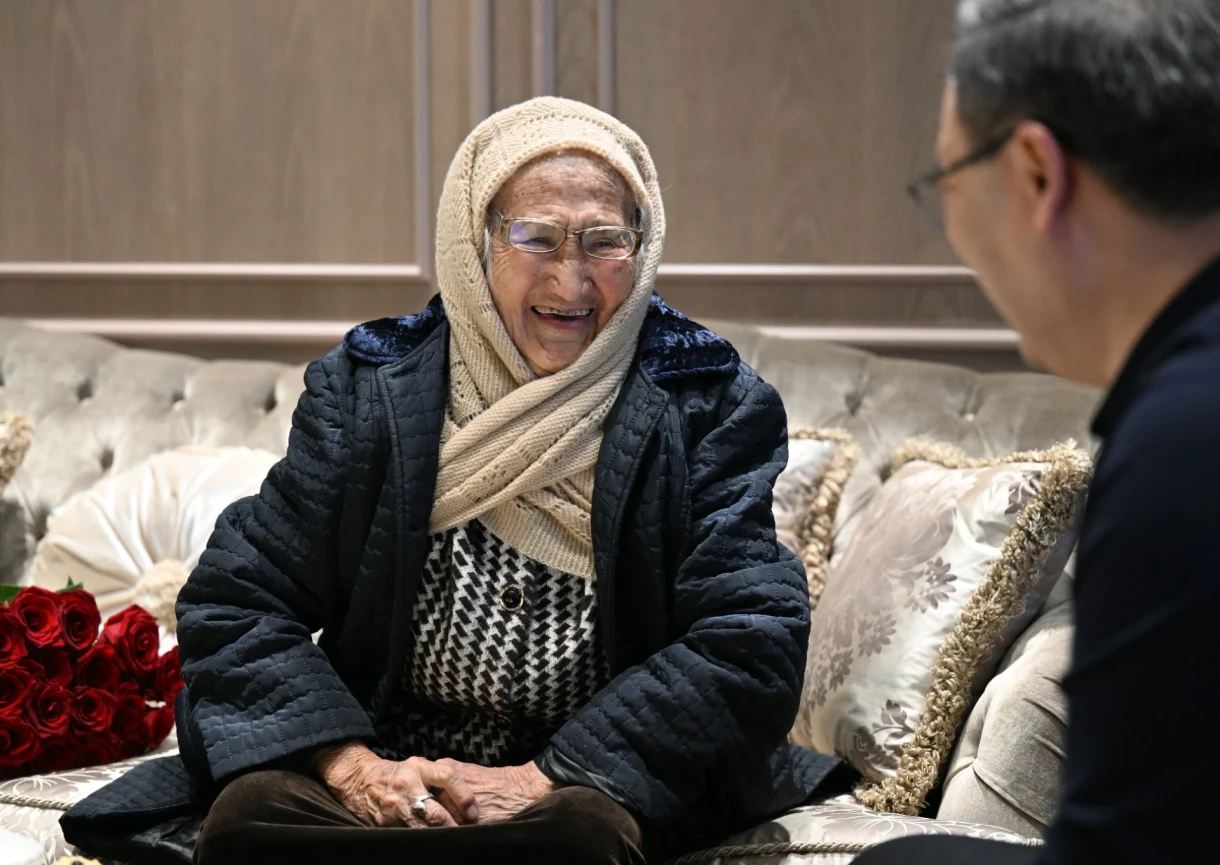 Садыр Жапаров встретился со своей первой учительницей