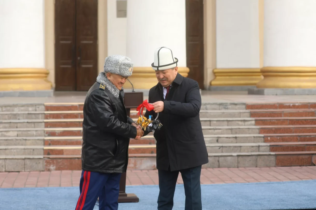 Адылбек Касымалиев вручил МЧС 116 единиц спецтехники