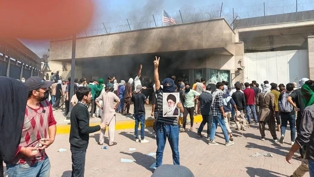 Пакистанда нааразычылык билдиргендер Карачидеги америкалык консулдукка кол салды, курмандыктар бар