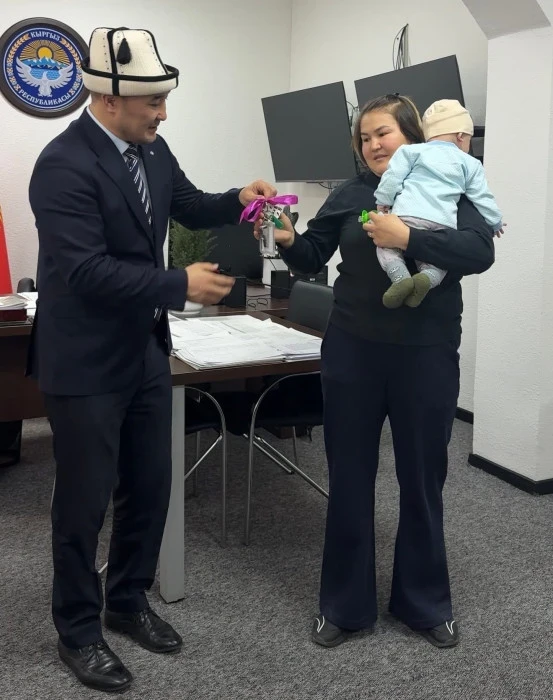 In Bishkek, a woman working as a courier with a baby in her arms was gifted an apartment
