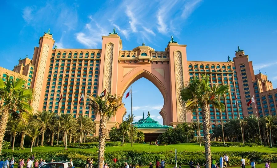 Что делать кыргызстанцам, если их выселяют из отелей в ОАЭ - инструкция