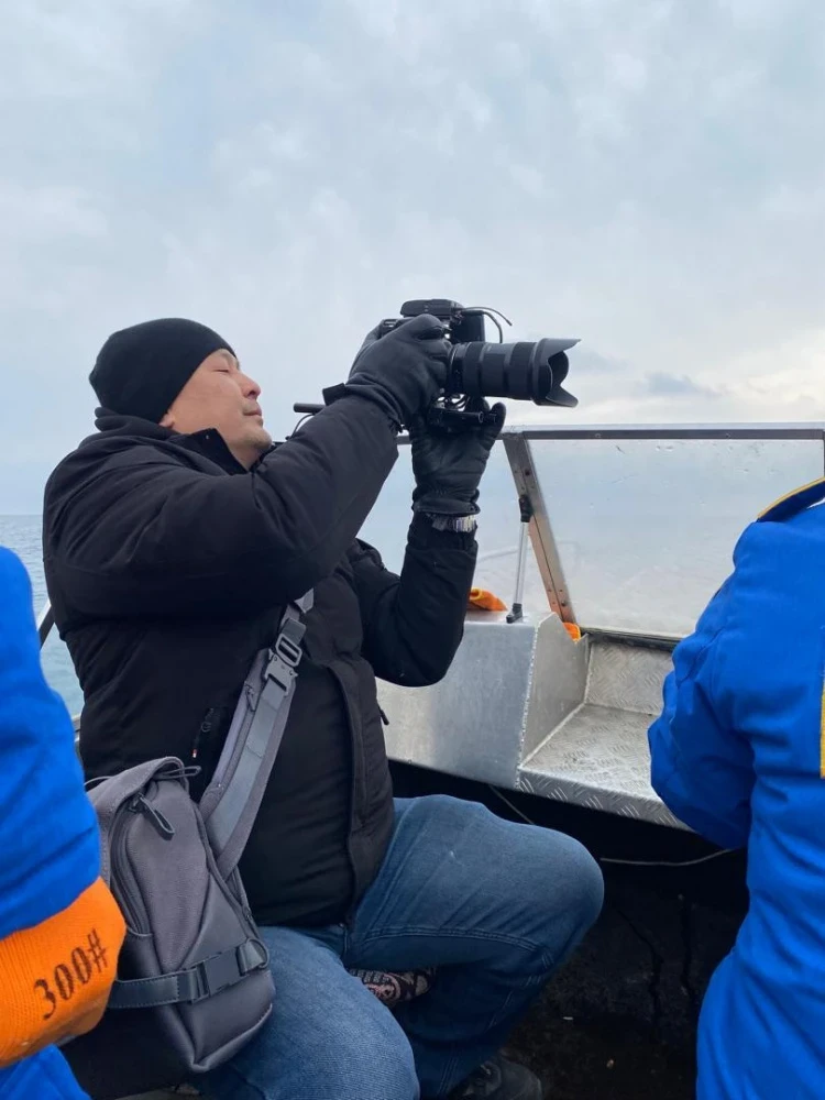 Кыргызстандын кинематографисттери Ысык-Көл тууралуу документалдык фильм тартууда. Фото