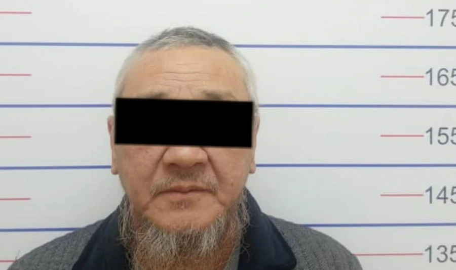 В Бишкеке водитель незаконно припарковался, обматерил милиционера и прокатил его на капоте