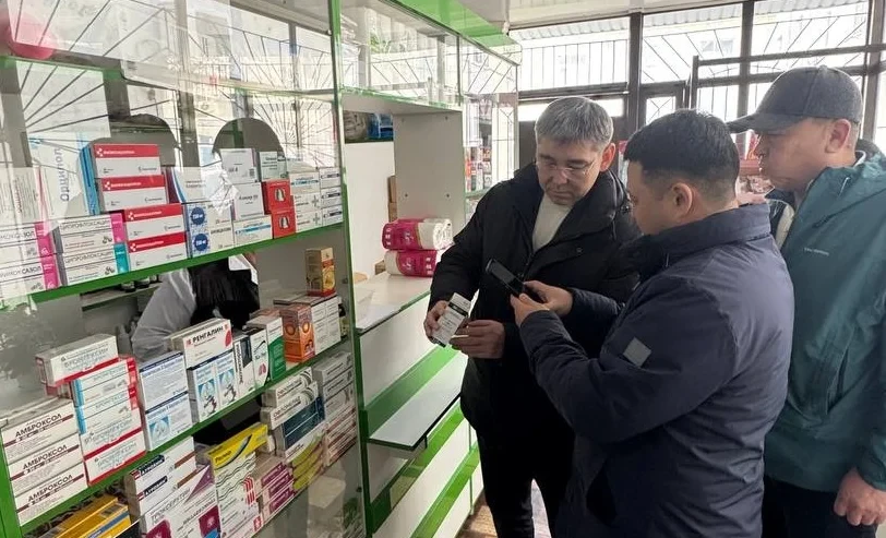 Саламаттыкты сактоо министри Жалал-Абаддагы дарыканадан эсепке алынбаган дары-дармектерди аныктады