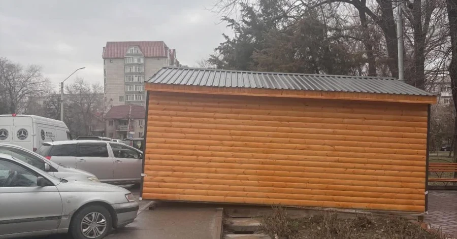 Жөө жүргүнчүлөргө "кубаныч" үчүн Т. Молдо атындагы скверде павильон орнотулду