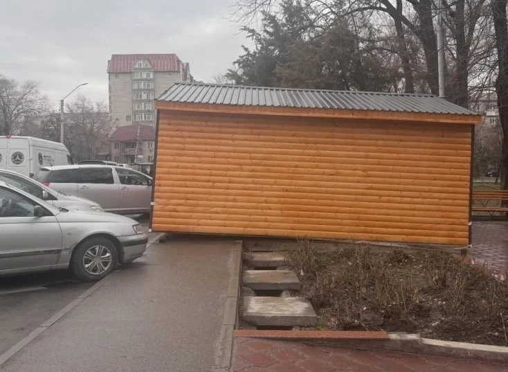 Бишкекте Тоголок Молдо атындагы сквердеги павильон "тротуарды" ээлеп алды