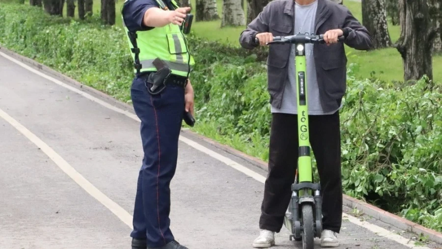 Депутат жөө адамдарды самокатчылар менен скутерлерге теңебөөнү сунуштады