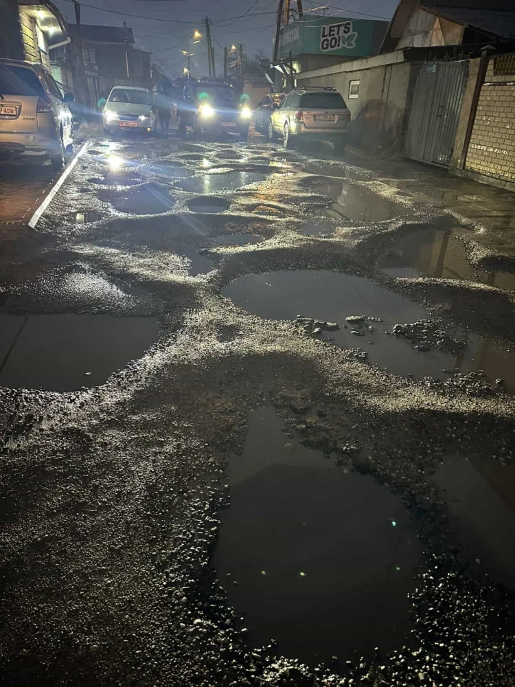 Call-центр: жители улицы Власова в Бишкеке просят обратить внимание на состояние дороги