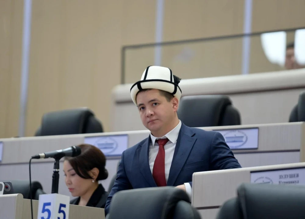 Депутаты ЖК в ак калпаке. Фото