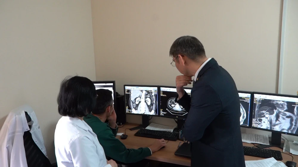 Главу Минздрава ознакомили с деятельностью больницы кыргызско-турецкой дружбы