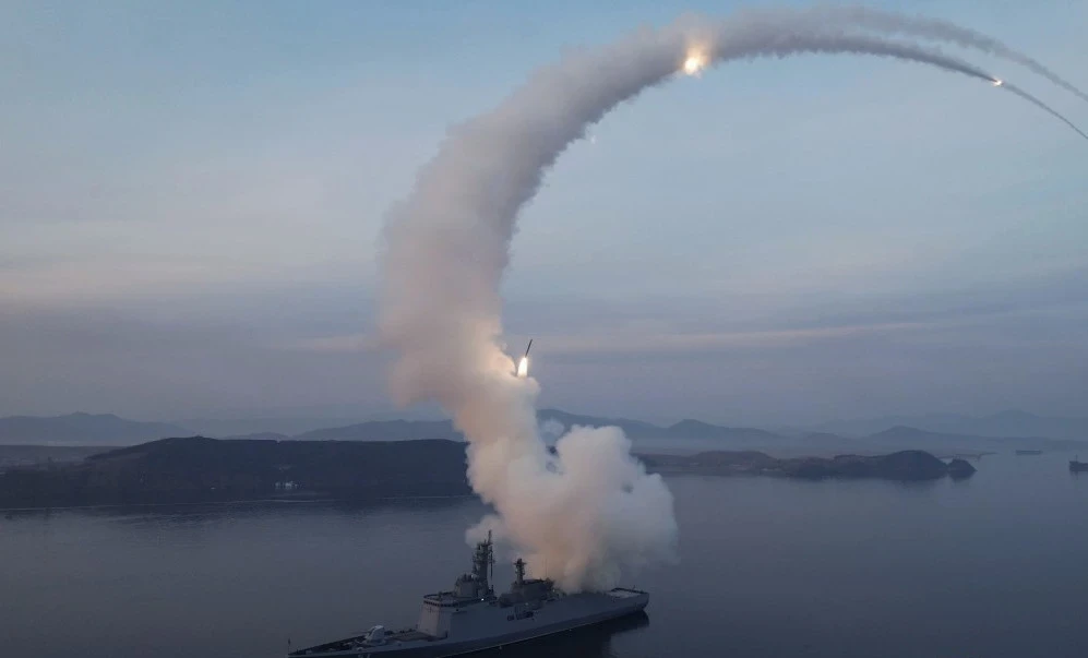 КНДР провела испытания ракетных установок нового эсминца
