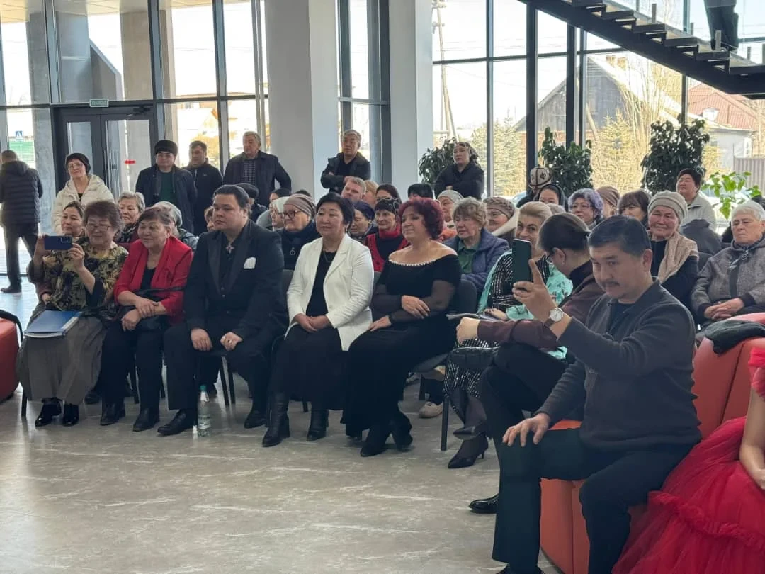 Артисты театра оперы и балета дали концерт в честь открытия библиотеки им. С.Касмамбетова в Балыкчы
