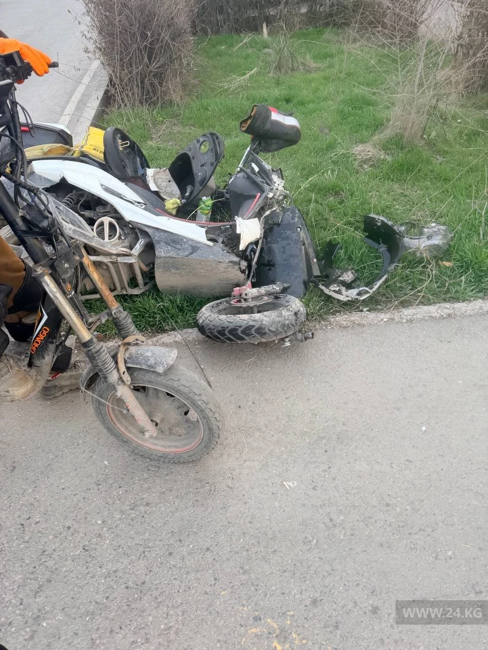 В Бишкеке в ДТП пострадал водитель скутера