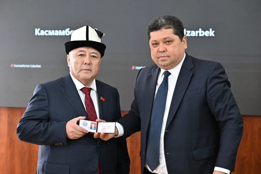 Новые депутаты принесли присягу в Жогорку Кенеше