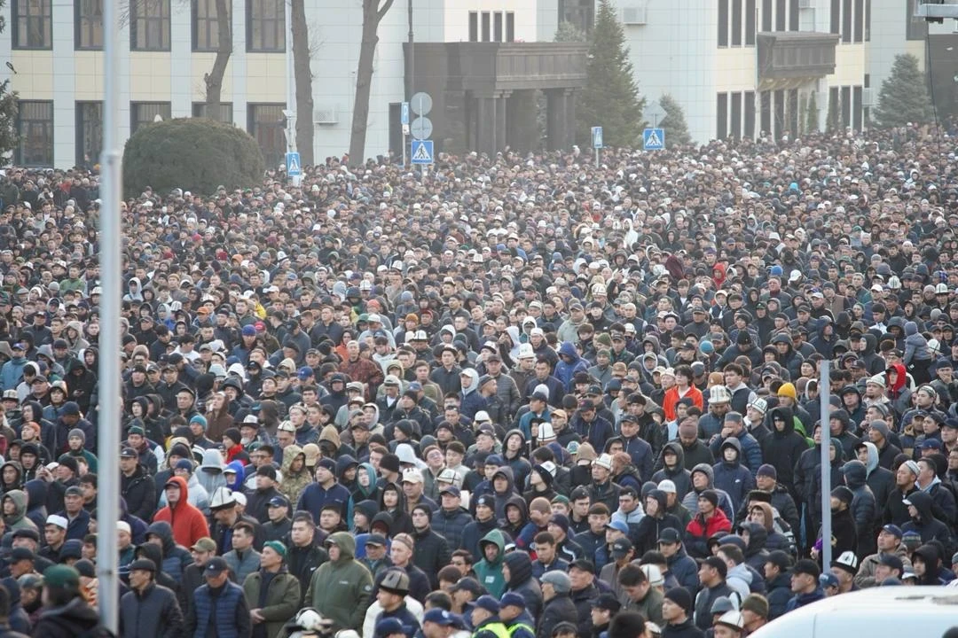 В Бишкеке состоялся Айт-намаз: более 30 тысяч верующих пришли на Старую площадь