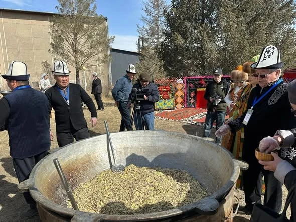Пять казанов бешбармака и 100-метровый чучук приготовили в Нарыне к Ноорузу