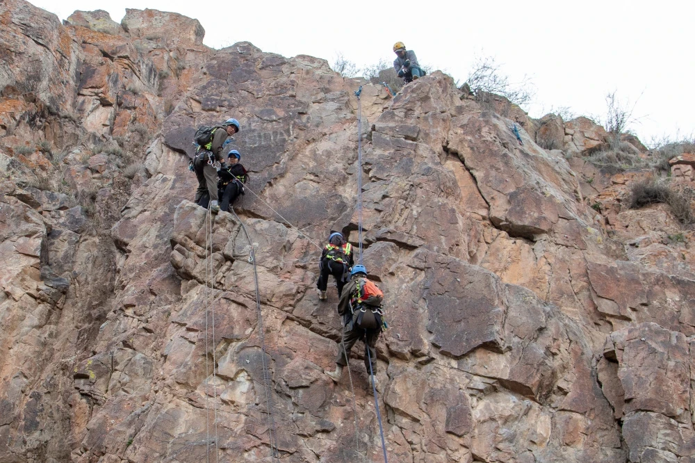 Завершился чемпионат Бишкека по спортивному туризму на горных дистанциях. Итоги и фото