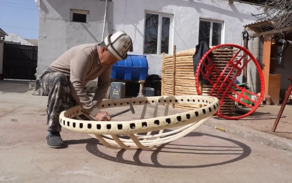 Село мастеров Кызыл-Туу одевает в кыргызские юрты весь мир