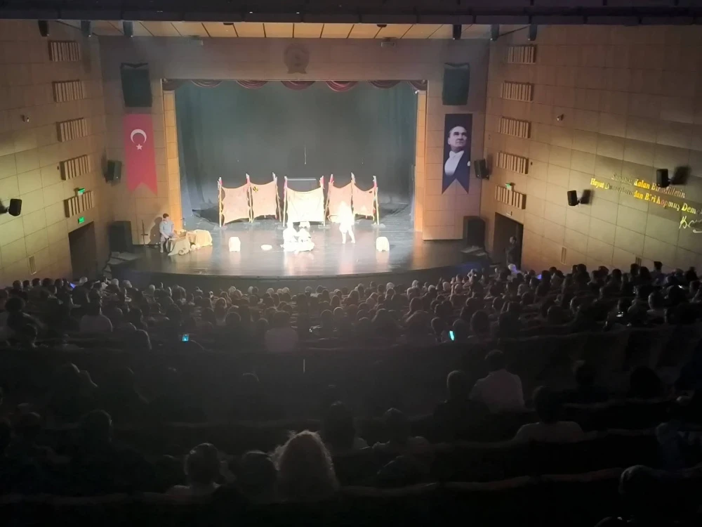 Бишкекский городской драмтеатр успешно выступил на фестивале в Турции