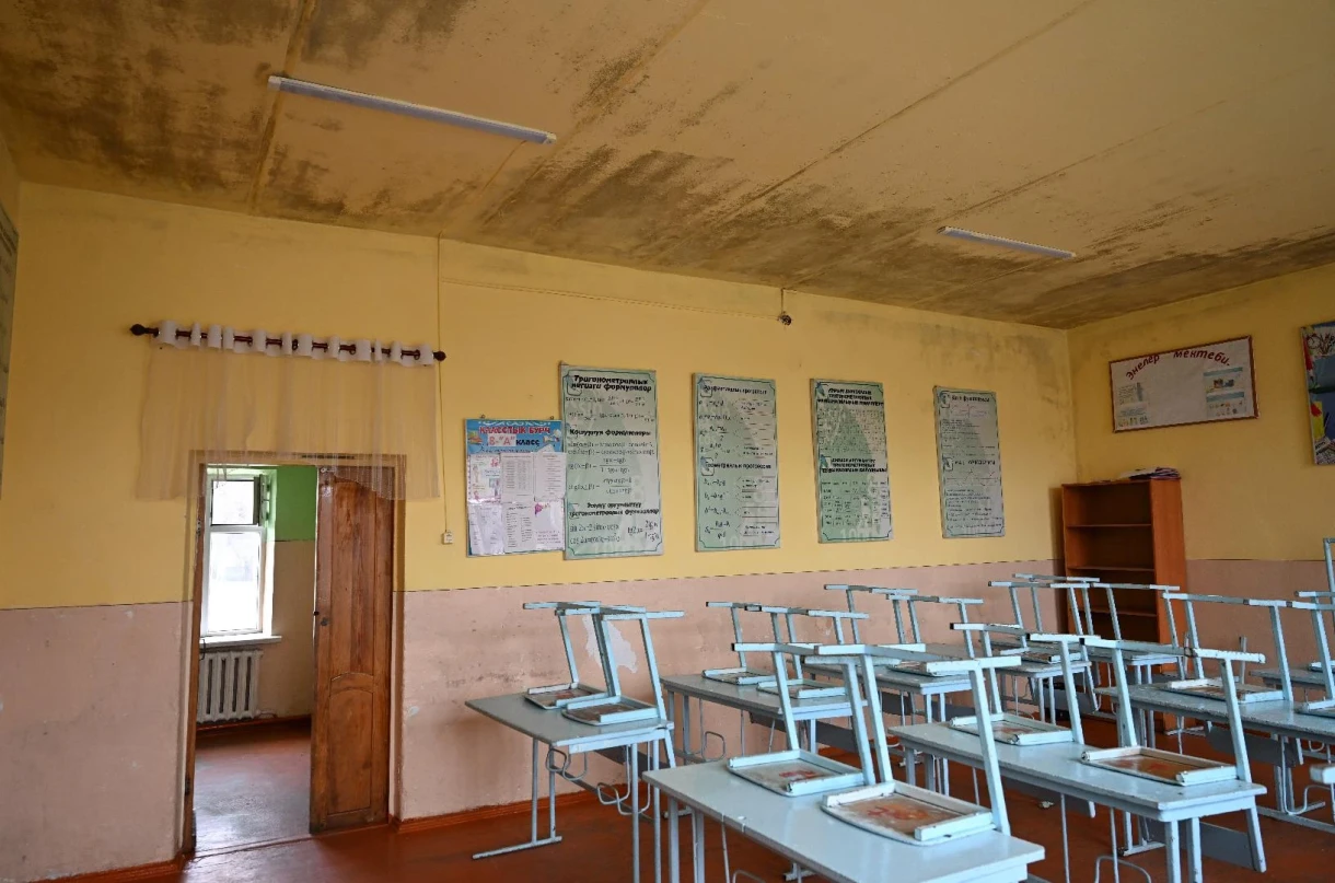 Депутатам ЖК показали аварийную школу в Таласе. Ее построили в 1932 году