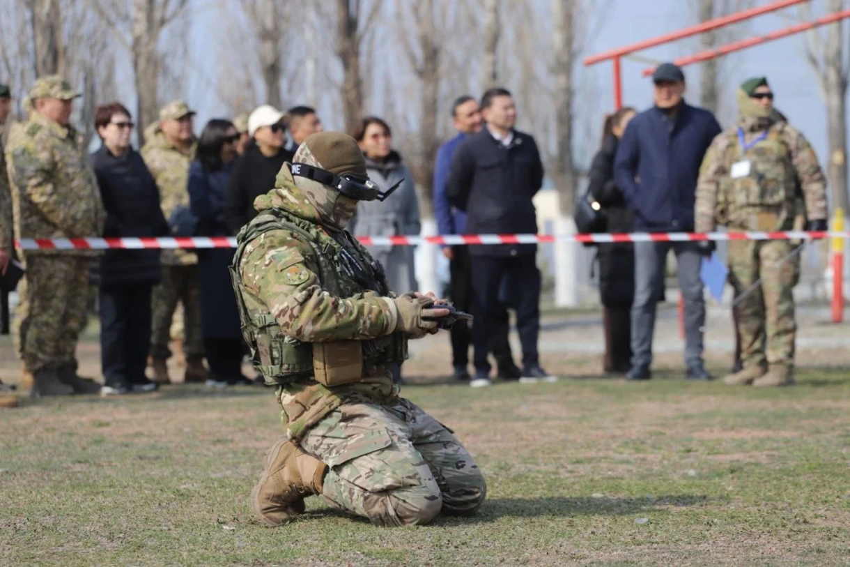Депутатам Жогорку Кенеша показали боевую подготовку солдат