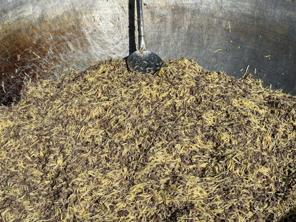 В Нарыне 100-метровый чучук и бешбармак в пяти казанах приготовили к Ноорузу