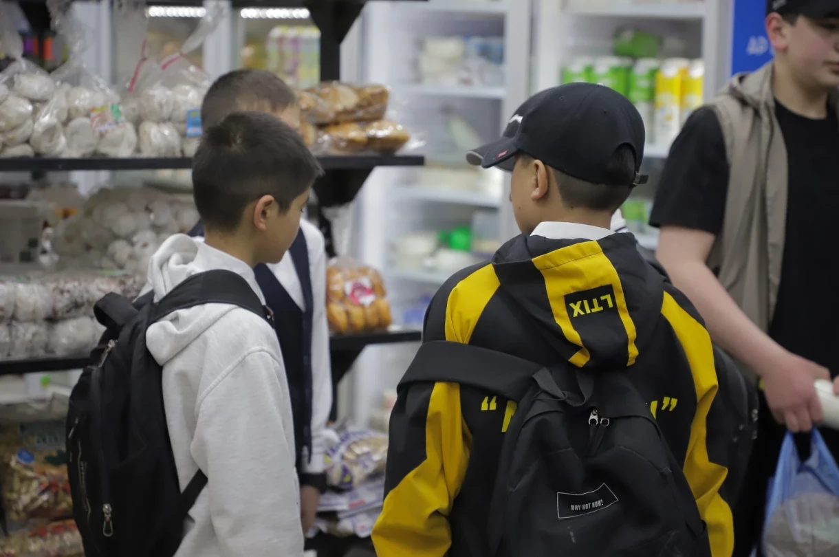 В Оше прошел рейд по магазинам возле школ. Изъяли вредные для детей продукты