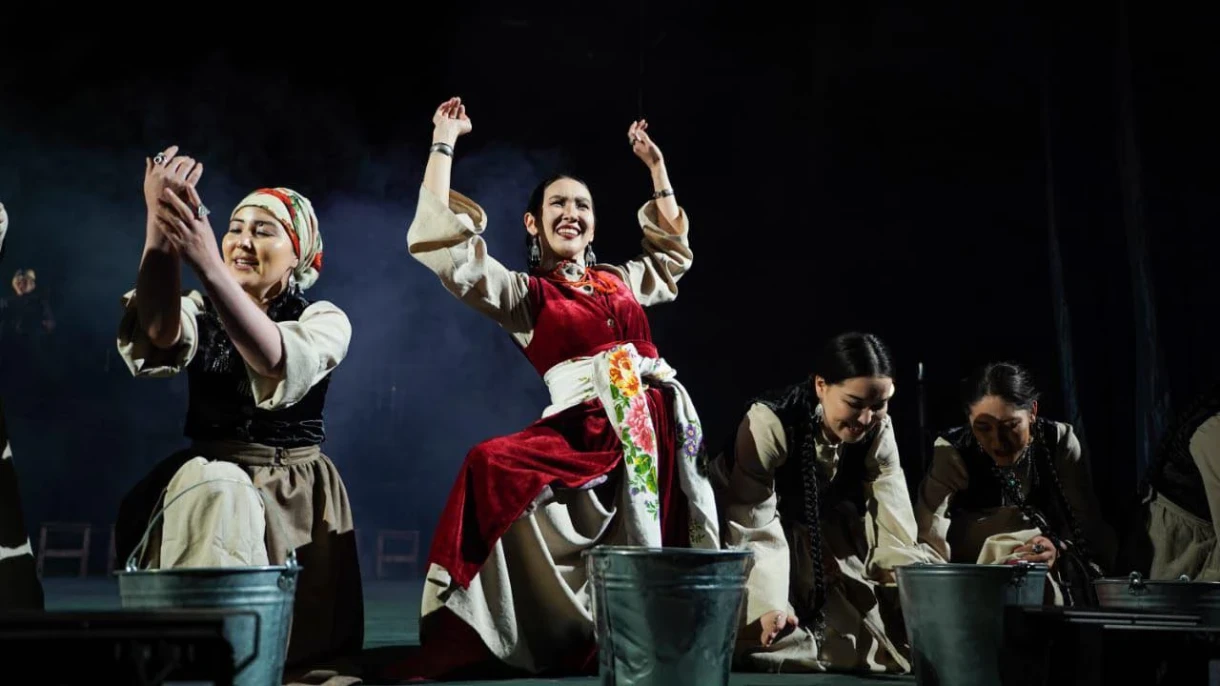 Спектакль «Бир келип кетчи Ош жакка» покорил бишкекских зрителей