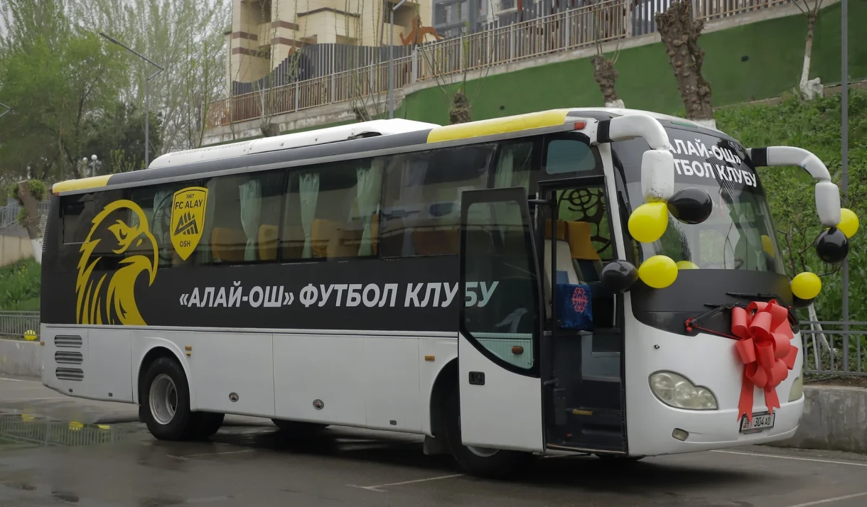 Мэр Оша передал новый автобус ФК «Алай»